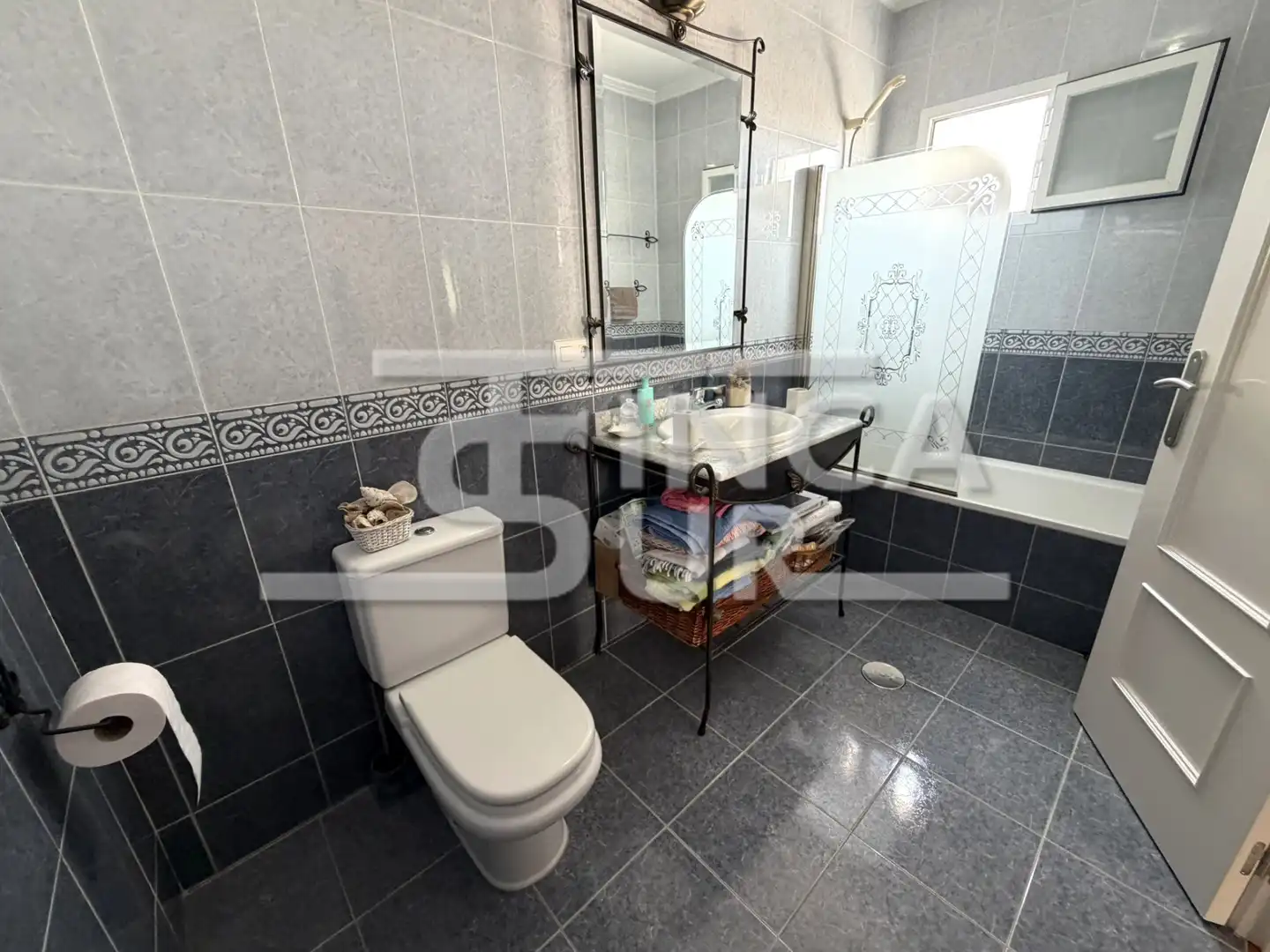 Baño de Casa adosada en venta en Roquetas de Mar con Aire acondicionado, Calefacción y Terraza