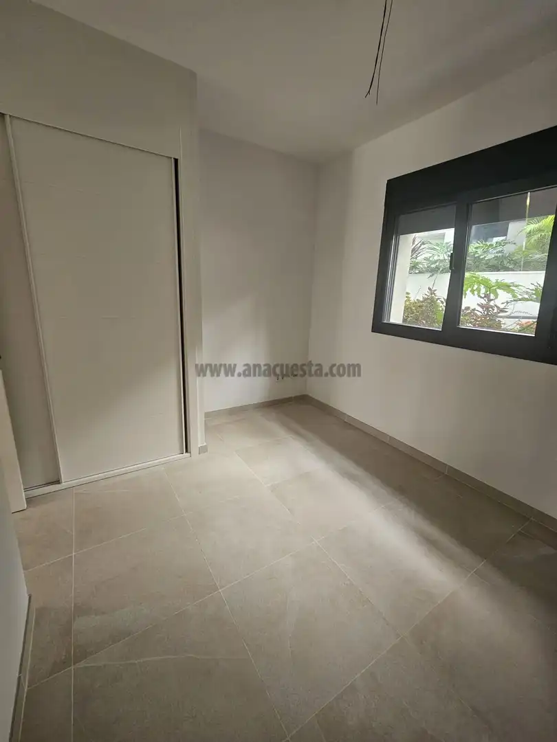 Habitación de Apartamento en venta en Estepona con Aire acondicionado, Terraza y Piscina comunitaria