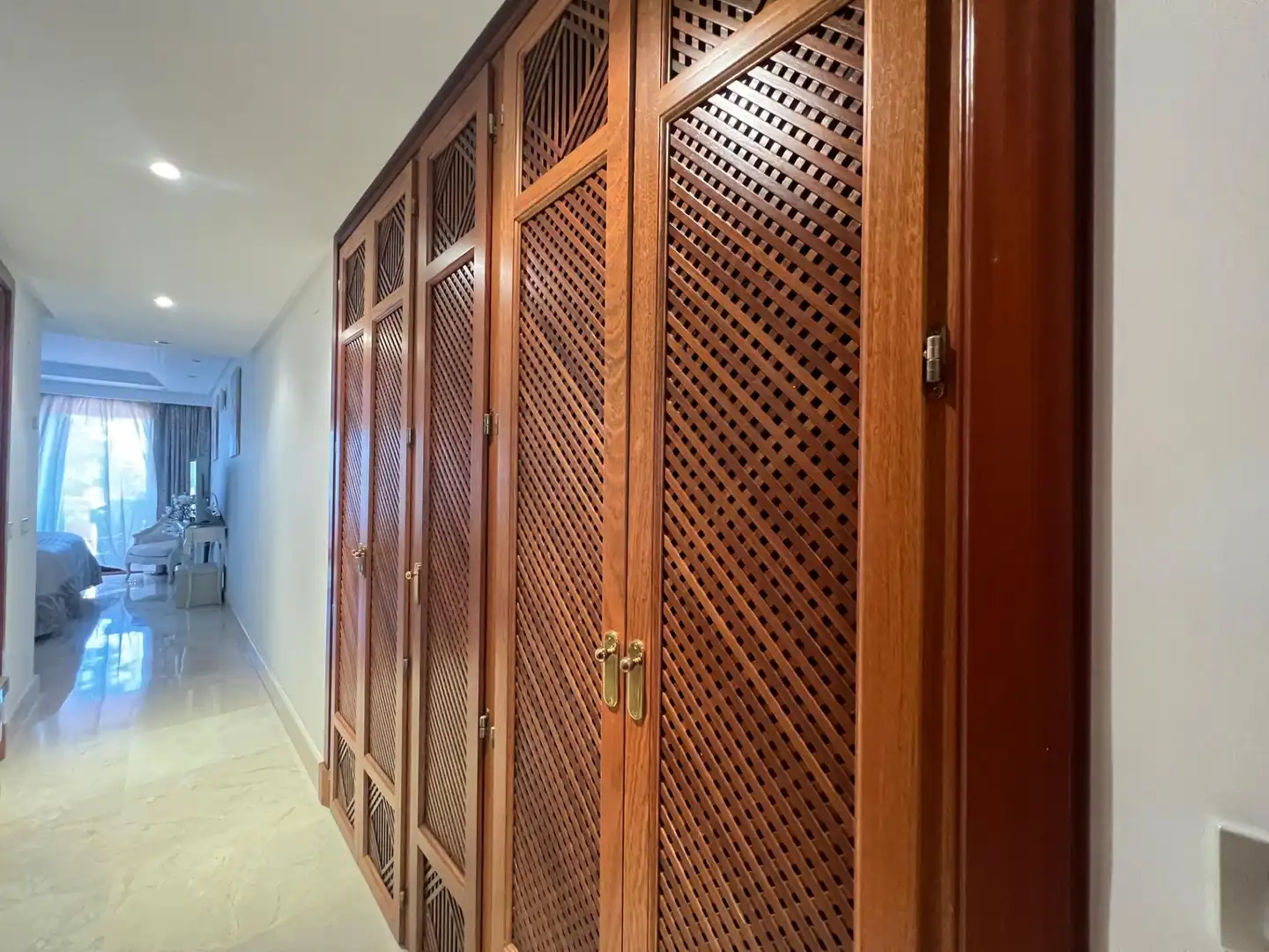 Wohnung zum Verkauf in Estepona mit Klimaanlage, Privatgarten und Terrasse
