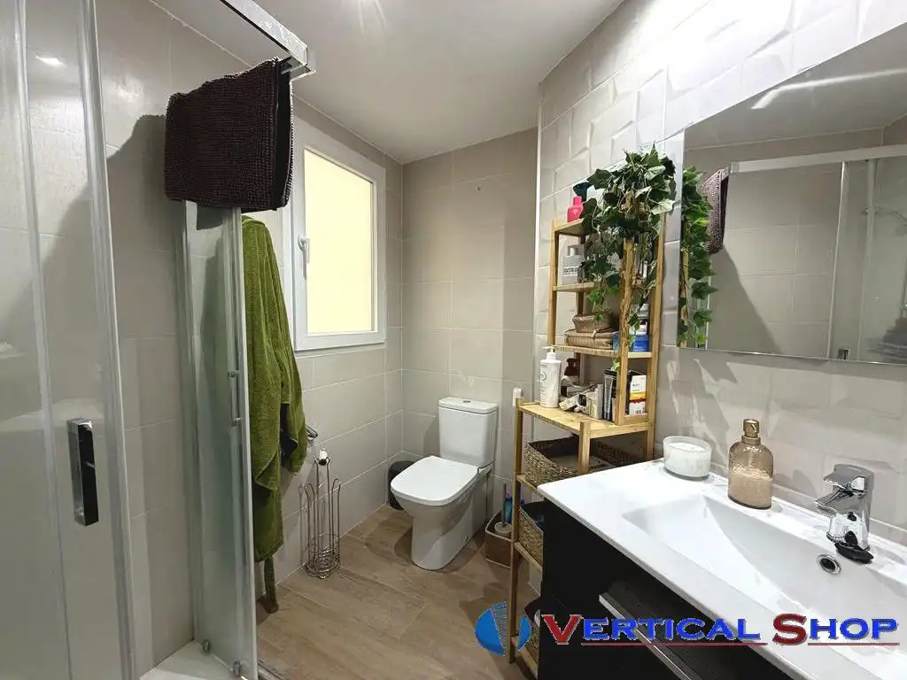 Bathroom of Flat for sale in Villena  with Air Conditioner, Parquet flooring and Balcony