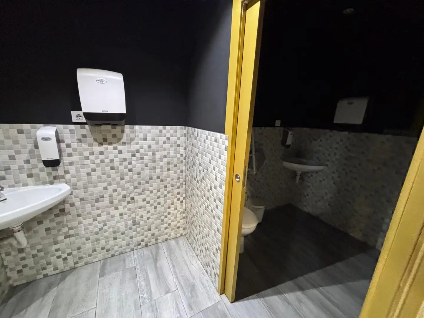 Business premises for transfer in Carrer d'En Prim 128, imagen 5