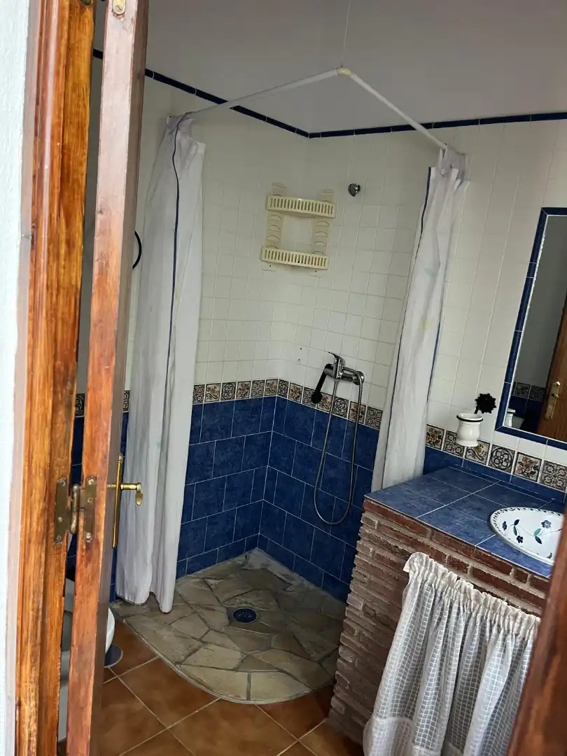 Badezimmer von Country house zur Miete in Riogordo mit Privatgarten, Schwimmbad und Möbliert