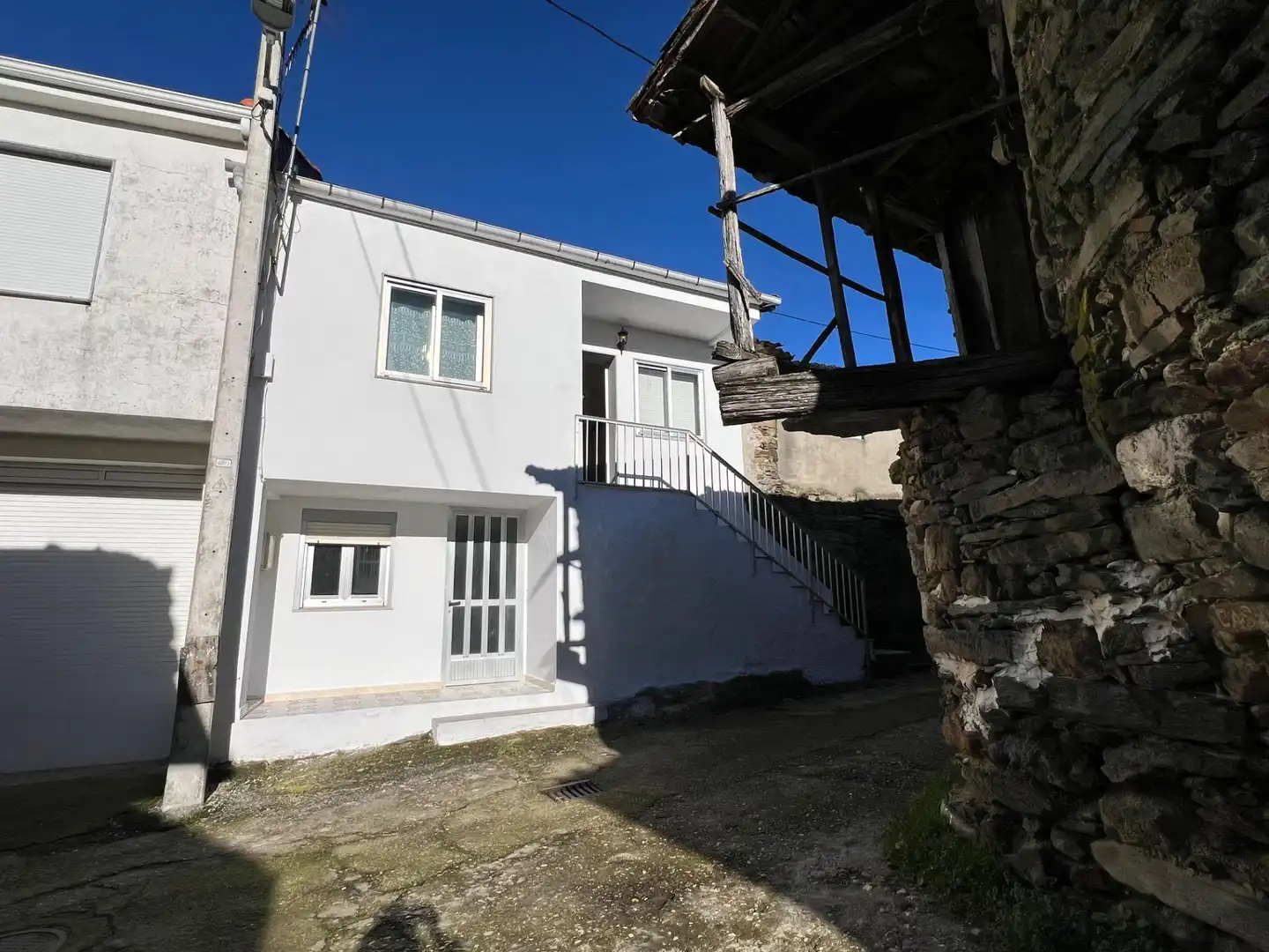 Vista exterior de Finca rústica en venda en Castrelo do Val amb Jardí privat i Moblat
