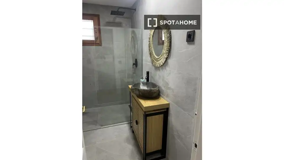 Baño de Piso para compartir en Alella con Aire acondicionado, Calefacción y Amueblado