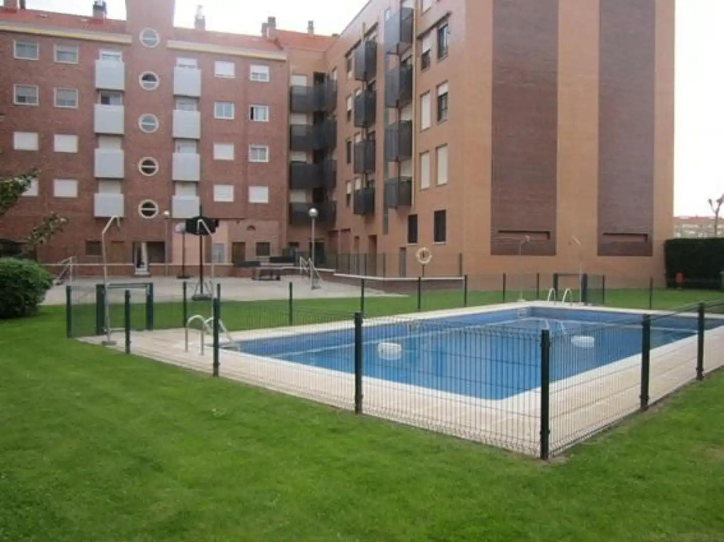 Schwimmbecken von Geschaftsraum zum Verkauf in  Logroño mit Möbliert