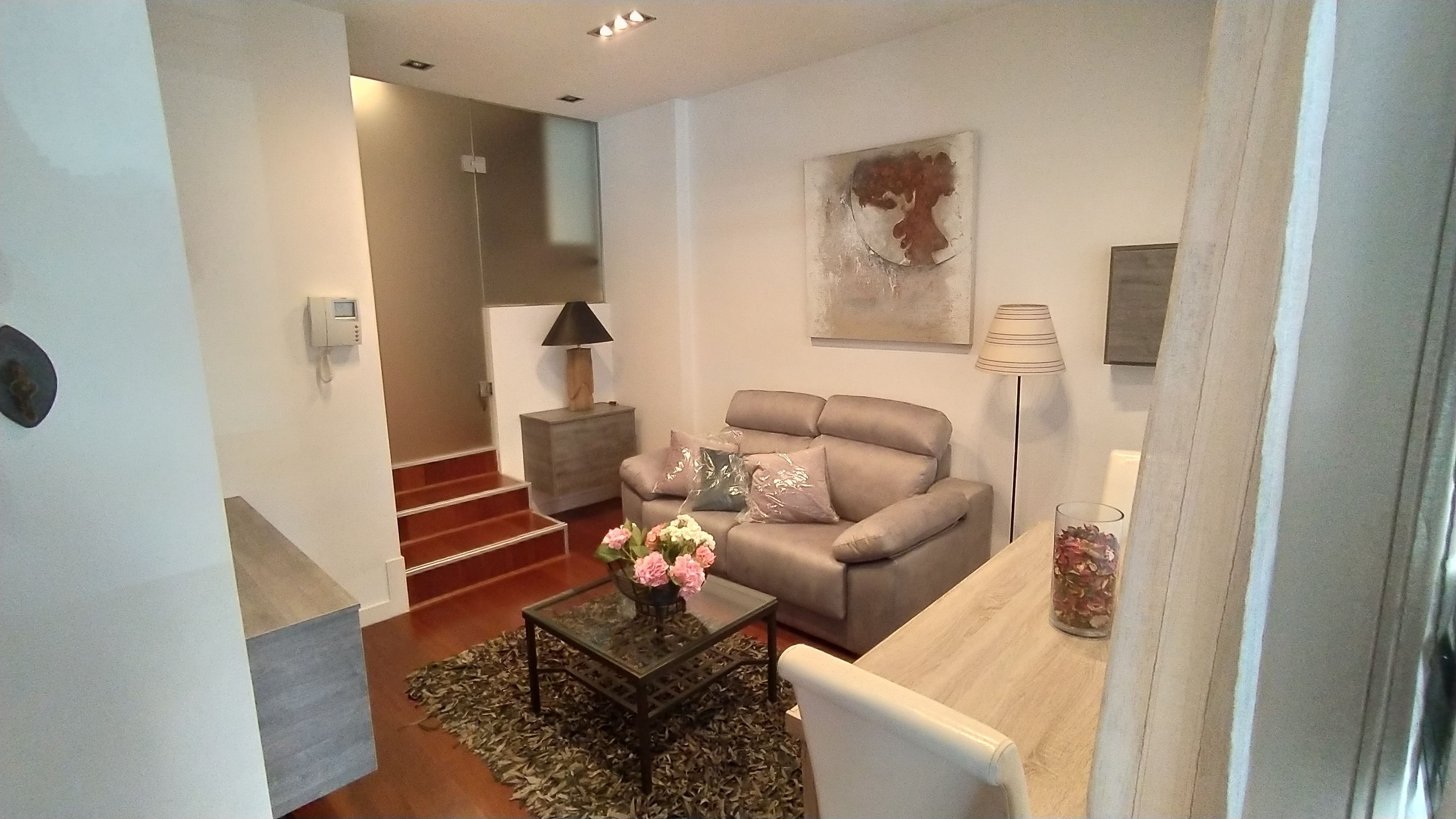 Sala d'estar de Apartament de lloguer en  Madrid Capital amb Calefacció, Parquet i Moblat