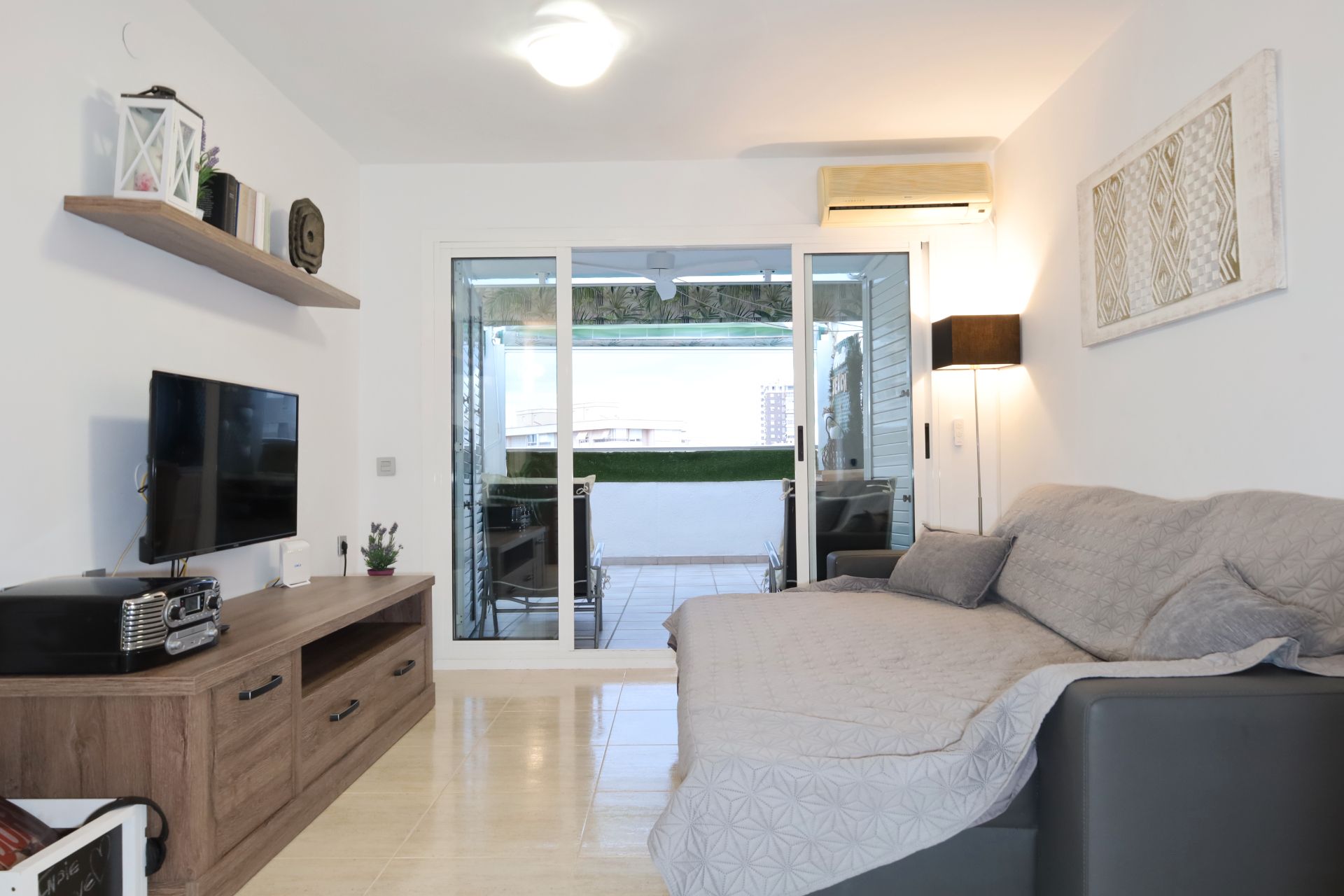 Sala d'estar de Àtic de lloguer en Alicante / Alacant amb Aire condicionat, Calefacció i Jardí privat