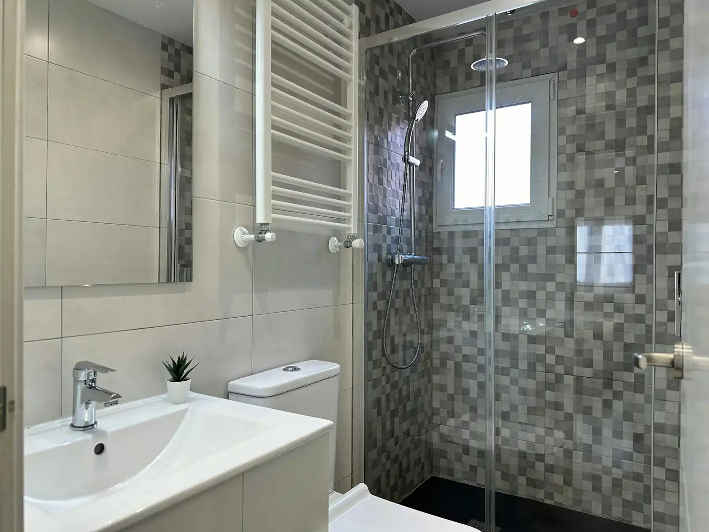 Badezimmer von Wohnung zur Miete in Madrid mit Klimaanlage, Heizung und Möbliert