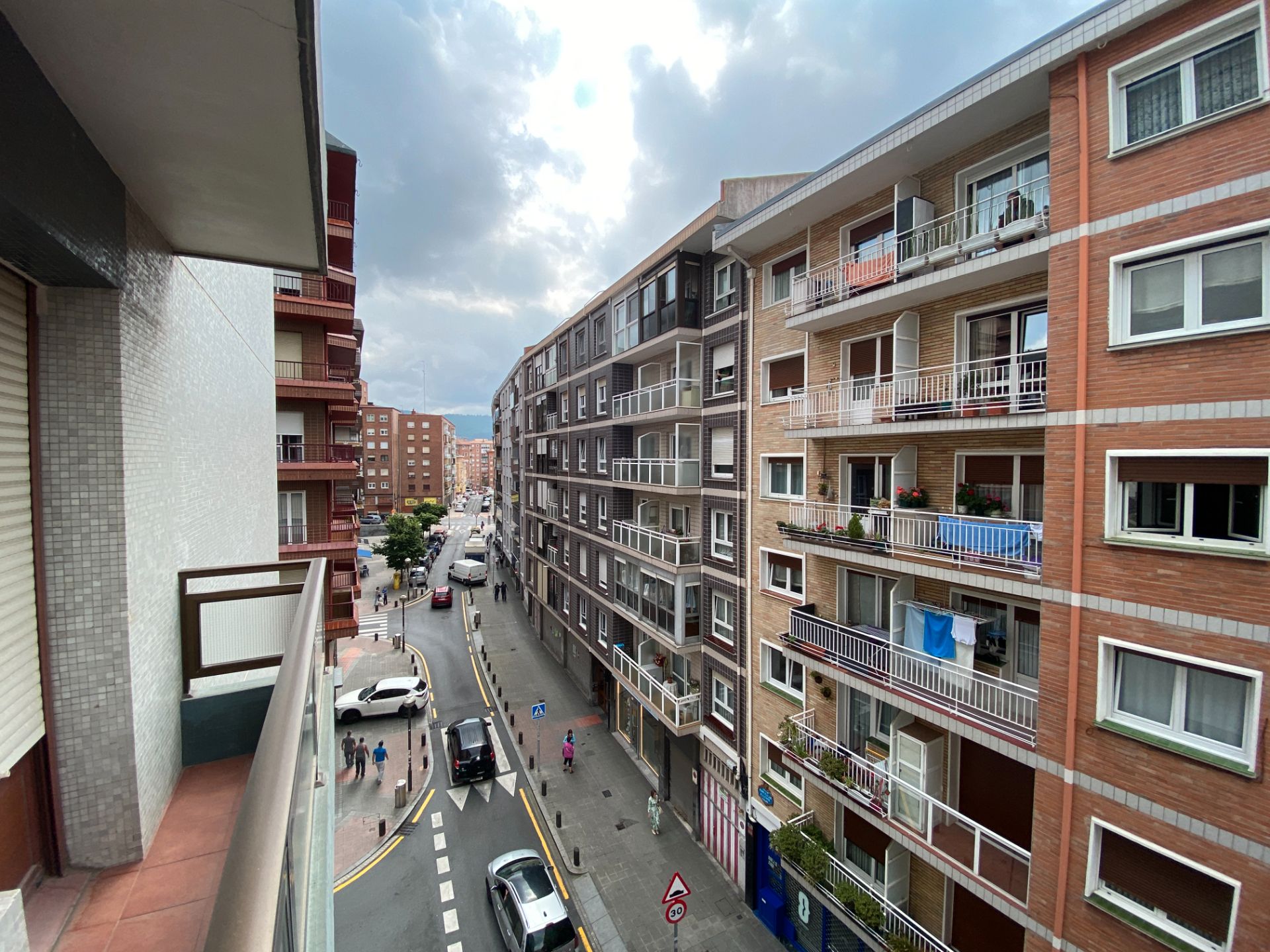 Vista exterior de Pis en venda en Bilbao  amb Calefacció, Moblat i Balcó