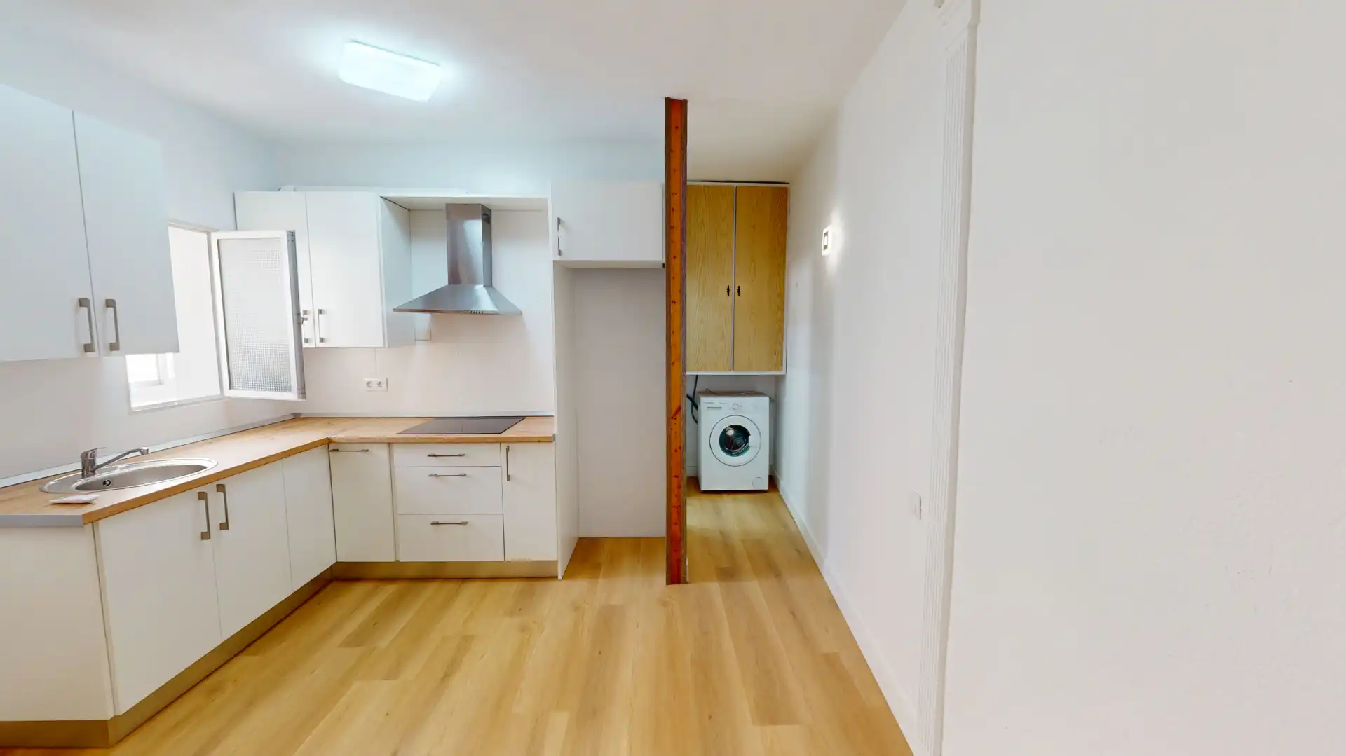 Küche von Wohnung zum Verkauf in Almería mit Klimaanlage und Waschmaschine