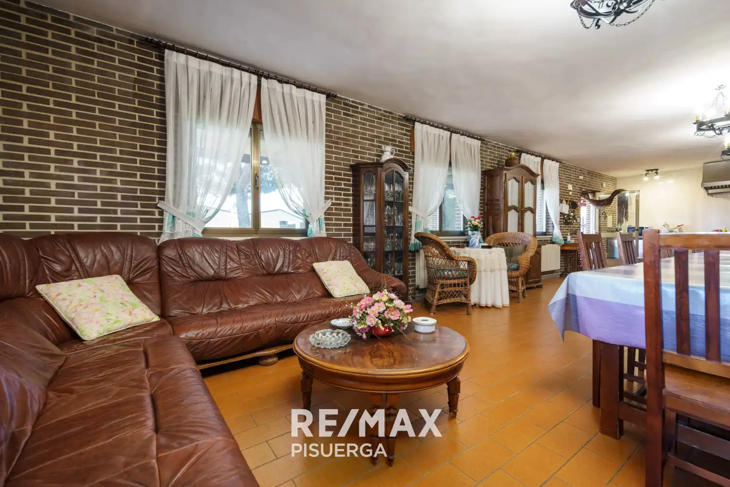 Sala d'estar de Casa o xalet en venda en Tudela de Duero amb Calefacció, Jardí privat i Terrassa