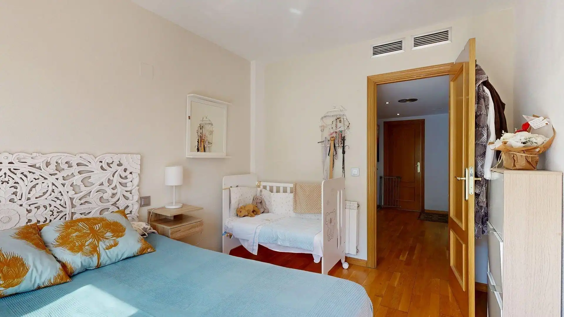 Habitación de Casa adosada en venta en Zaragoza con Calefacción, Jardín privado y Terraza