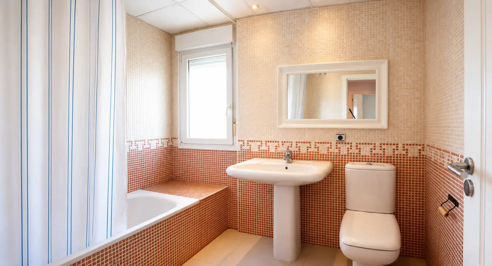 Bathroom of Houses for sale in Espartinas  with Air Conditioner, Private garden and Oven