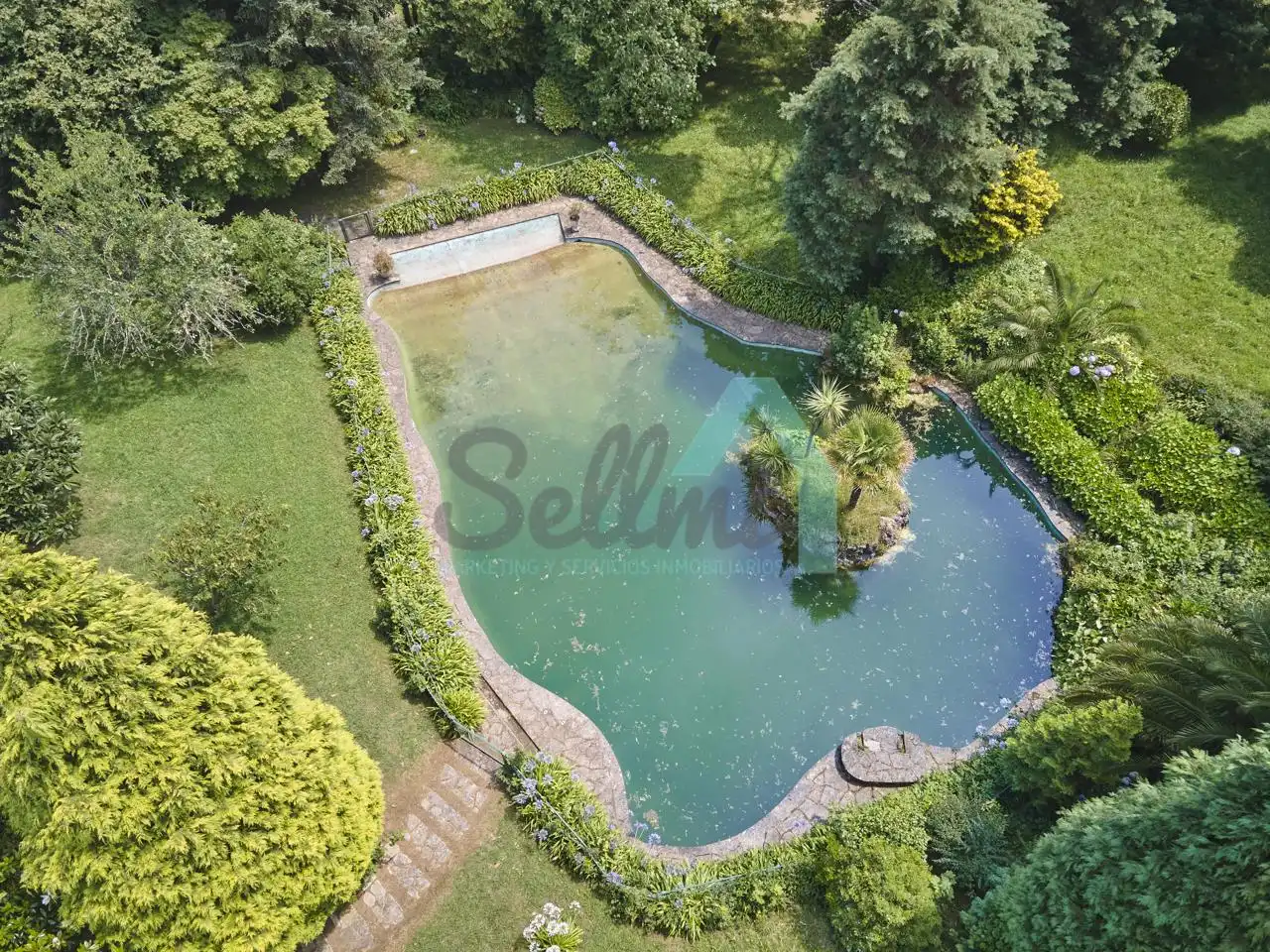 Piscina de Casa o xalet en venda en Gijón  amb Aire condicionat, Jardí privat i Parquet