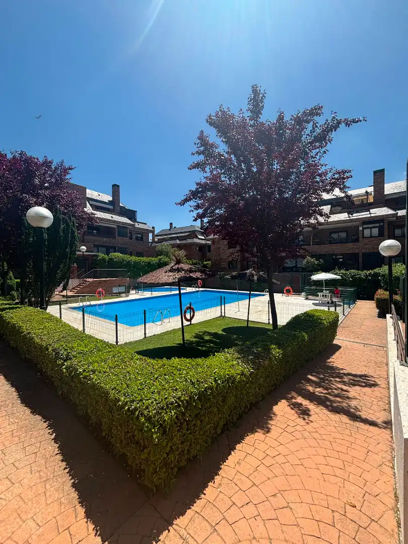 Piscina de Planta baja en venta en Las Rozas de Madrid con Calefacción, Trastero y Piscina comunitaria