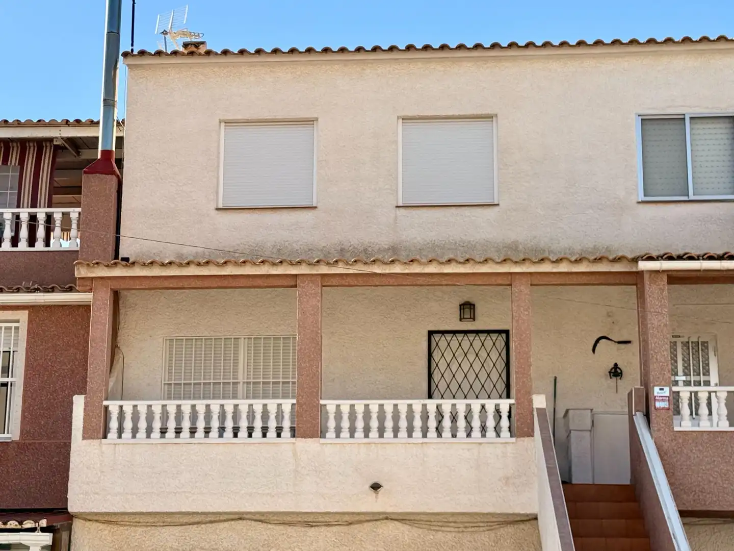 Vista exterior de Casa adosada en venda en Torrevieja amb Terrassa, Moblat i Balcó
