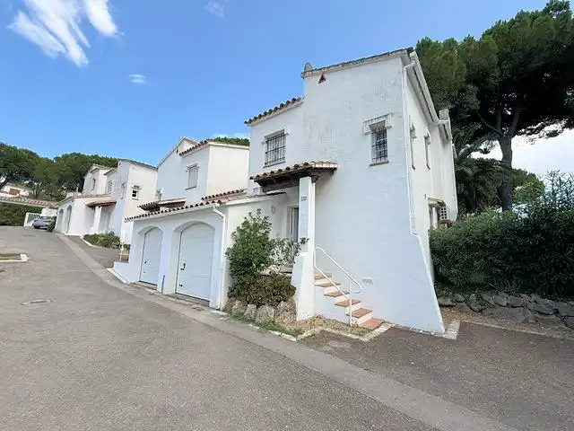 Vista exterior de Casa o xalet en venda en L'Escala amb Aire condicionat, Calefacció i Terrassa