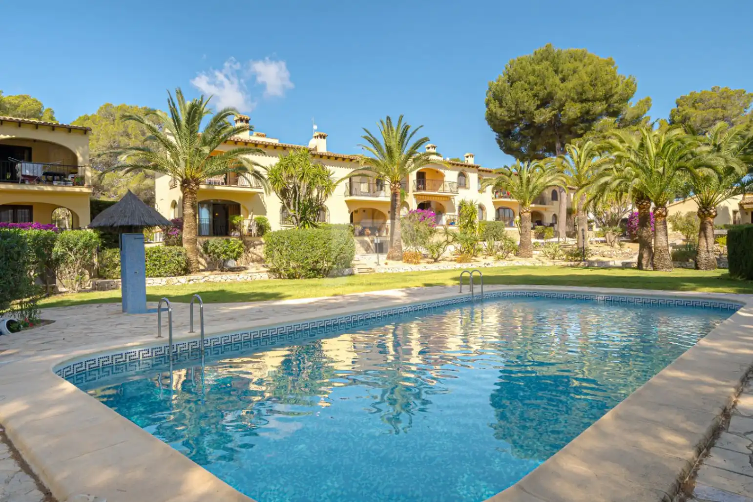 Piscina de Apartament en venda en Moraira amb Aire condicionat, Calefacció i Jardí privat