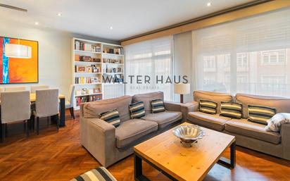 Living room of Flat for sale in  Barcelona Capital  with Air Conditioner, Heating and Parquet flooring