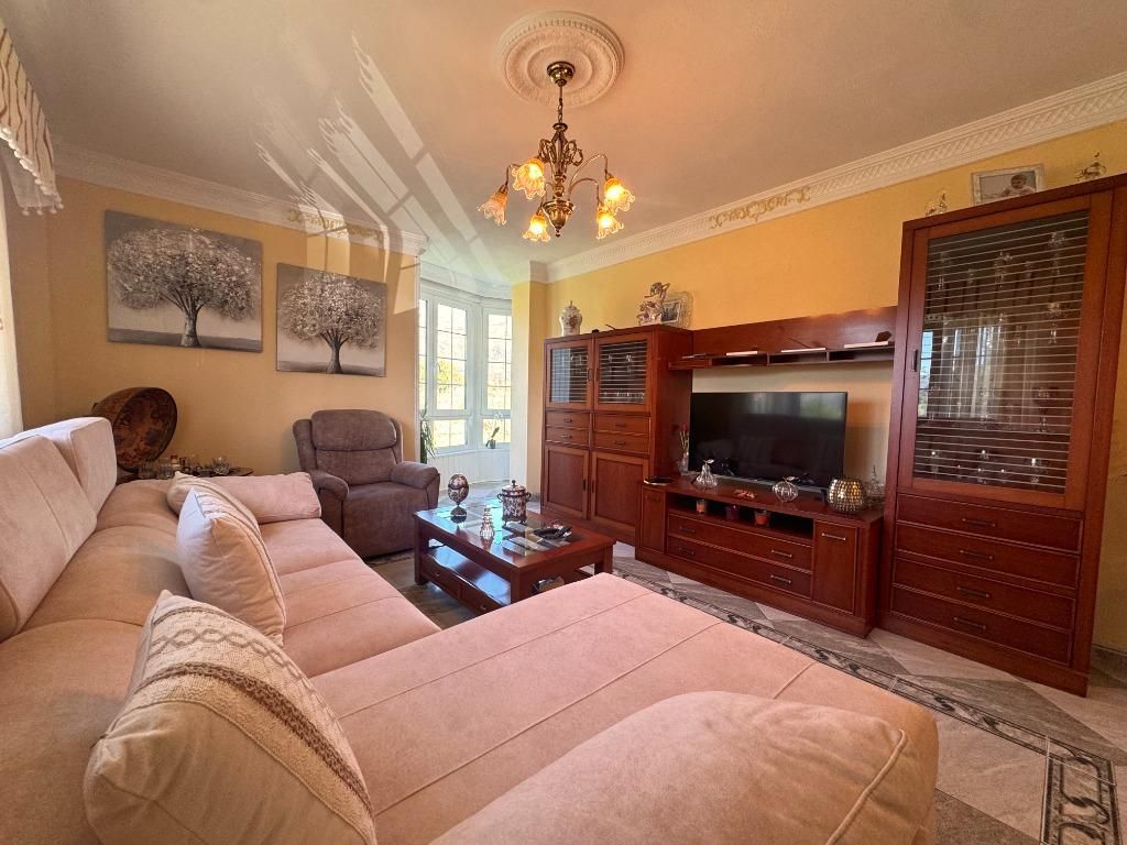 Sala d'estar de Casa o xalet en venda en San Felices de Buelna amb Calefacció, Jardí privat i Terrassa