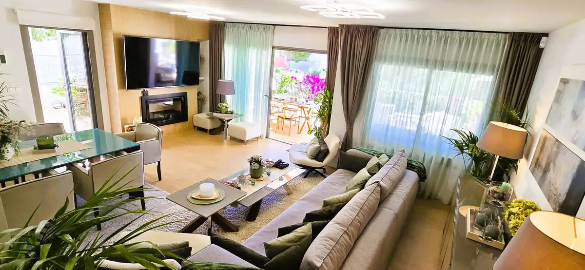 Sala de estar de Casa adosada en venta en Mijas con Aire acondicionado, Calefacción y Jardín privado