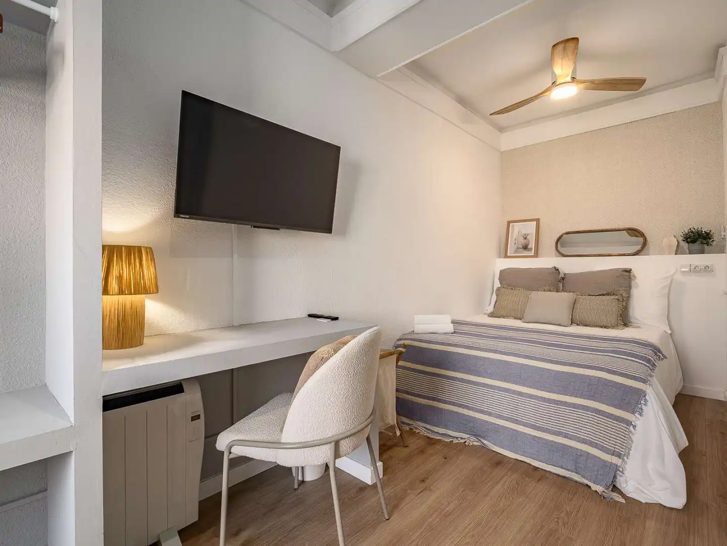 Bedroom of Flat for share in  Barcelona Capital  with Air Conditioner, Heating and Terrace