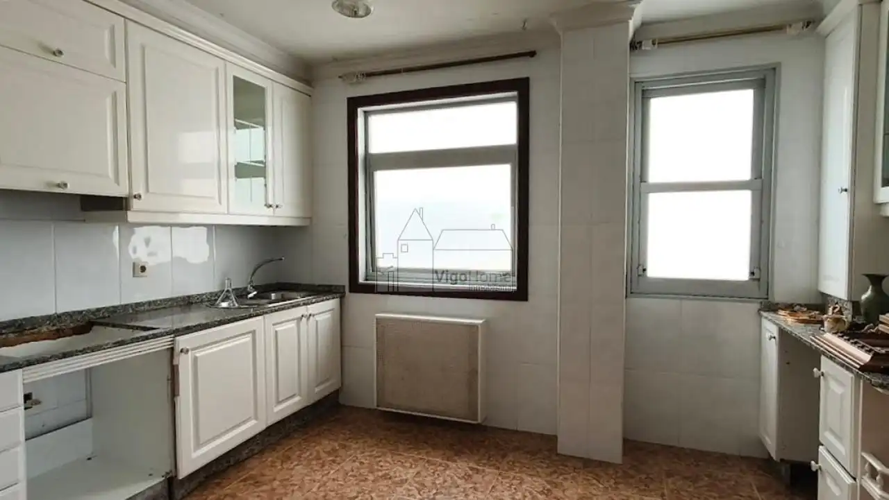 Kitchen of Flat for sale in Vigo   with Heating and Storage room