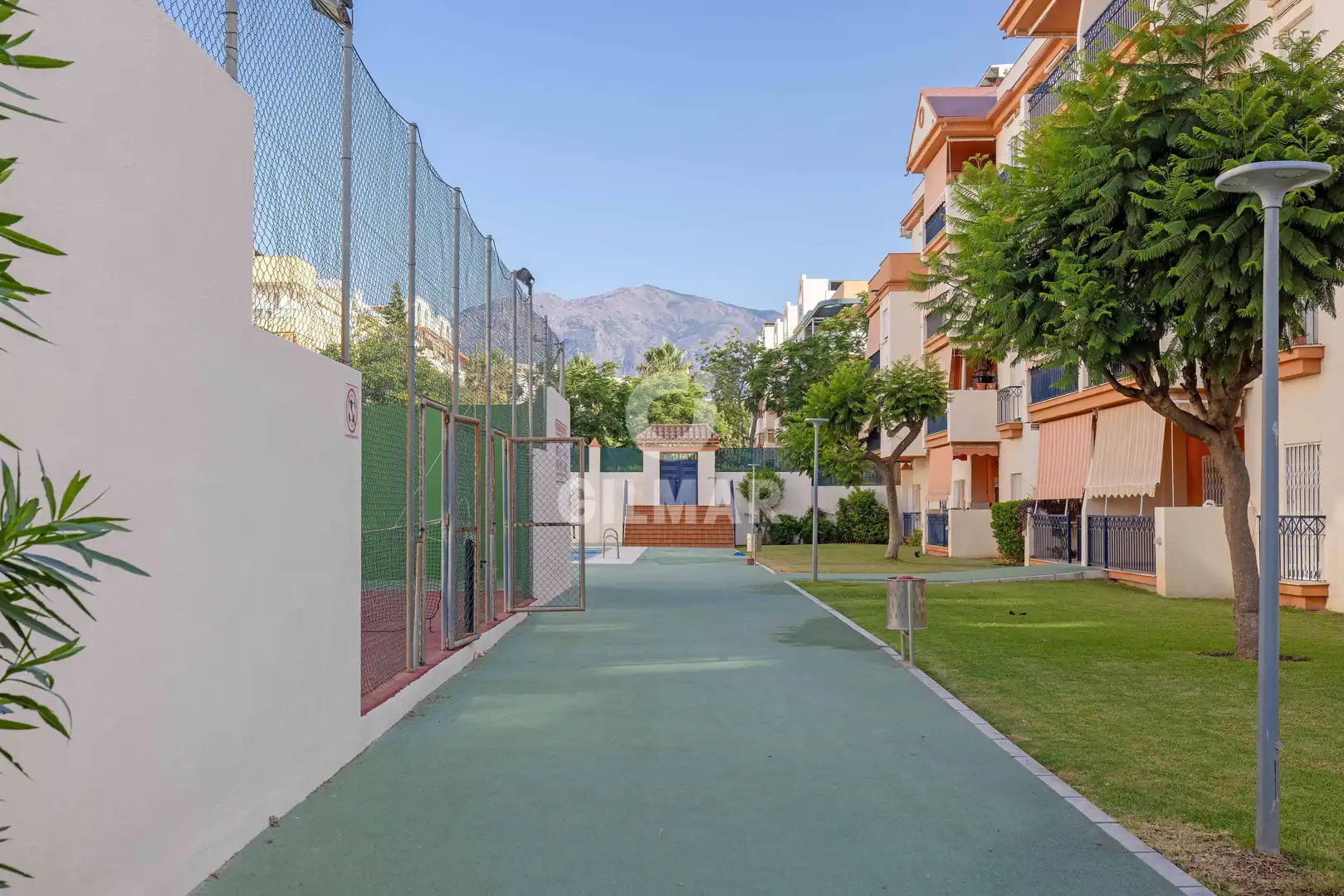Vista exterior de Àtic en venda en Estepona amb Calefacció, Piscina i Balcó