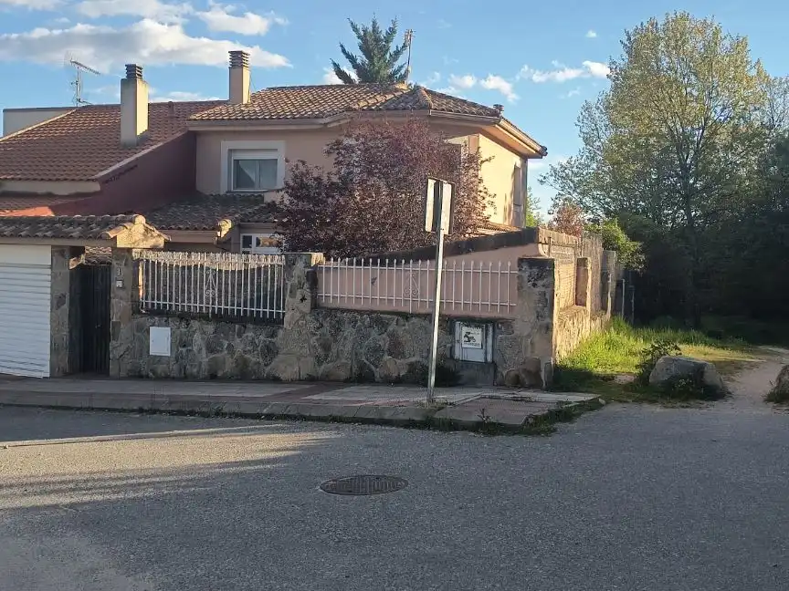 Vista exterior de Casa o xalet en venda en Moralzarzal amb Calefacció, Jardí privat i Parquet