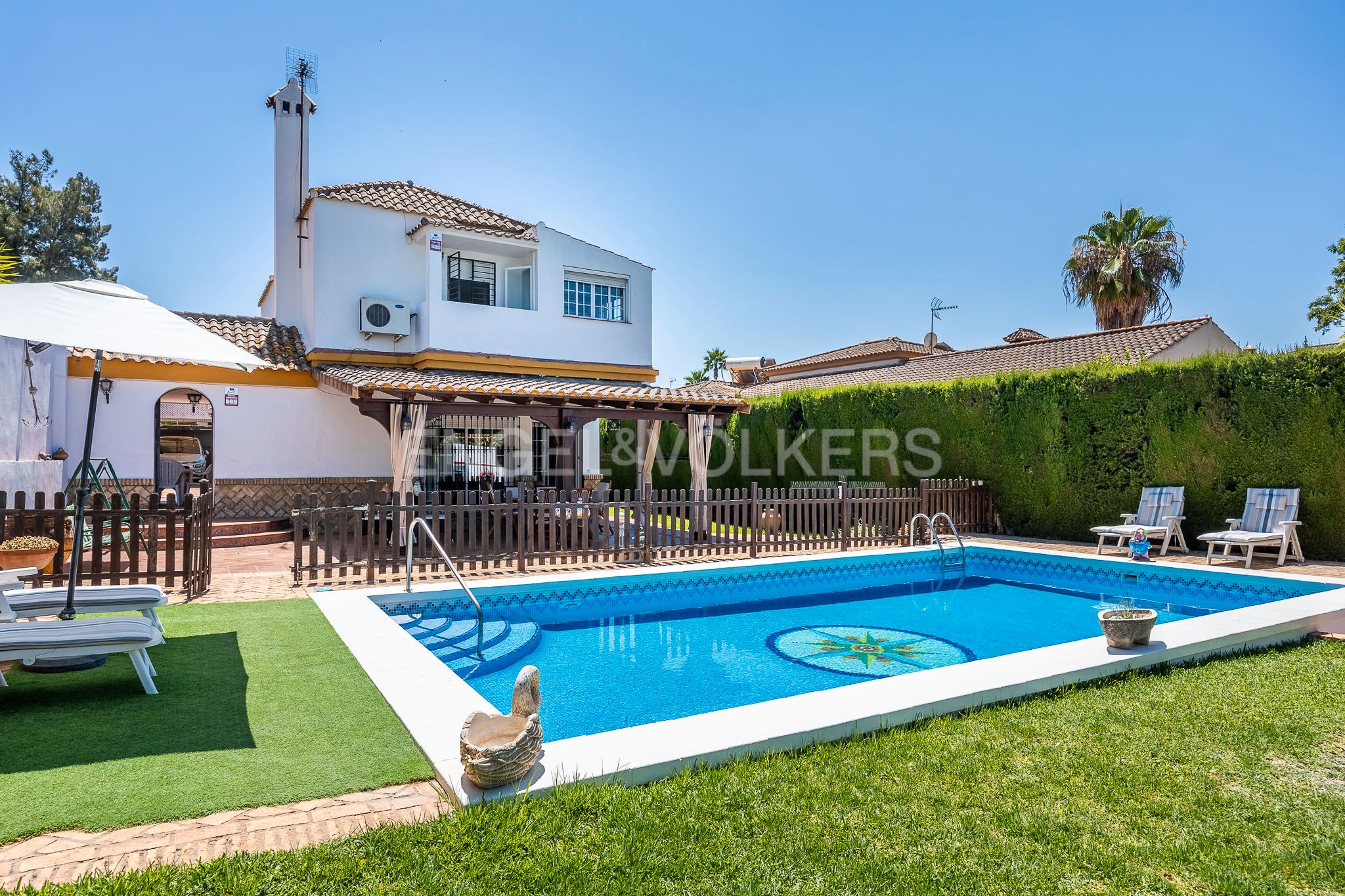 Exterior view of House or chalet for sale in Montequinto  with Heating