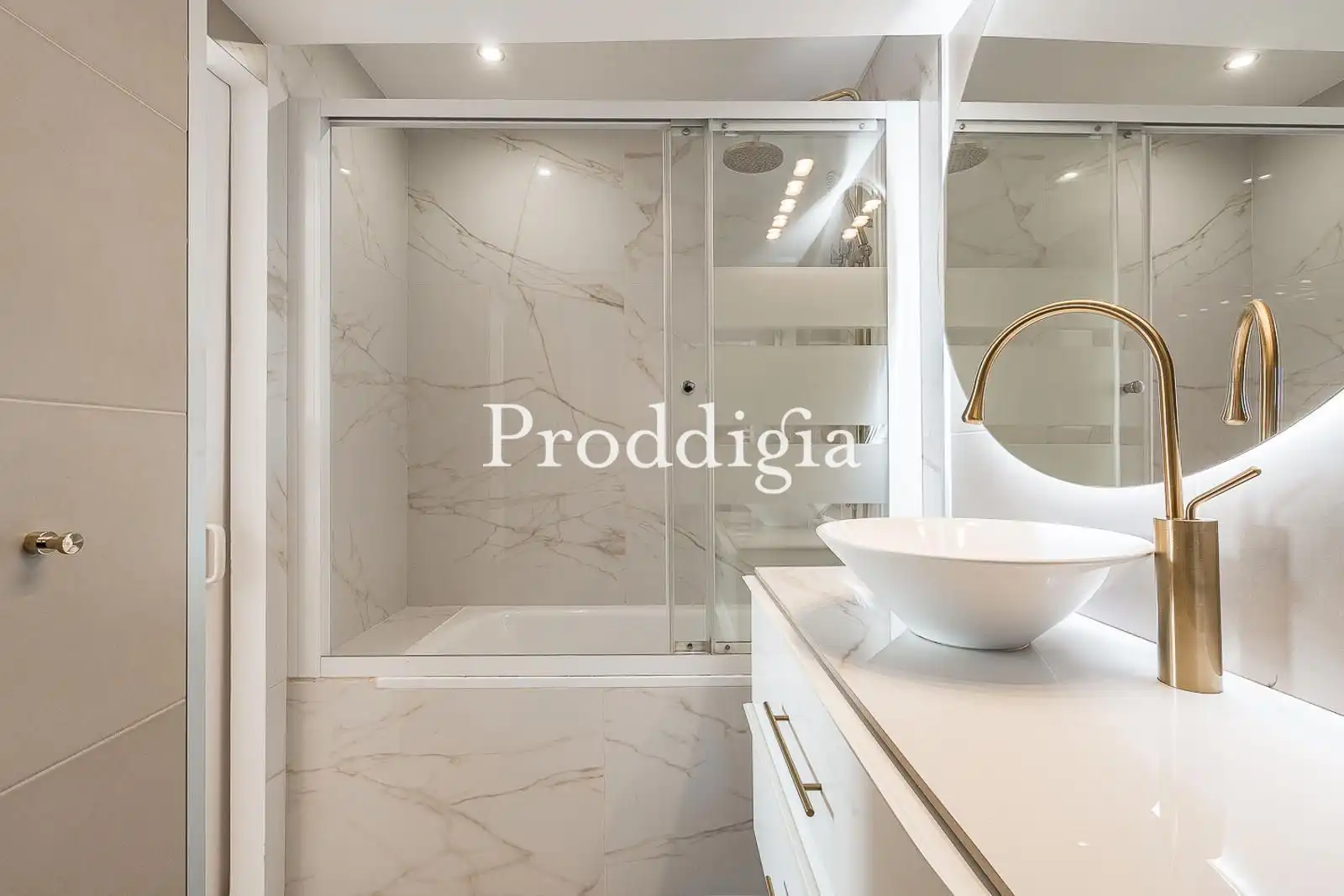 Bathroom of Attic for sale in Barcelona  with Air Conditioner, Heating and Terrace