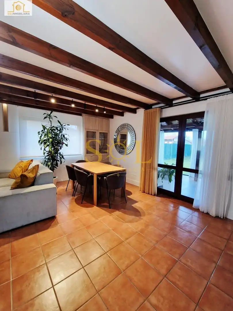 Comedor de Casa o chalet en venta en Villaquilambre con Calefacción, Jardín privado y Parquet