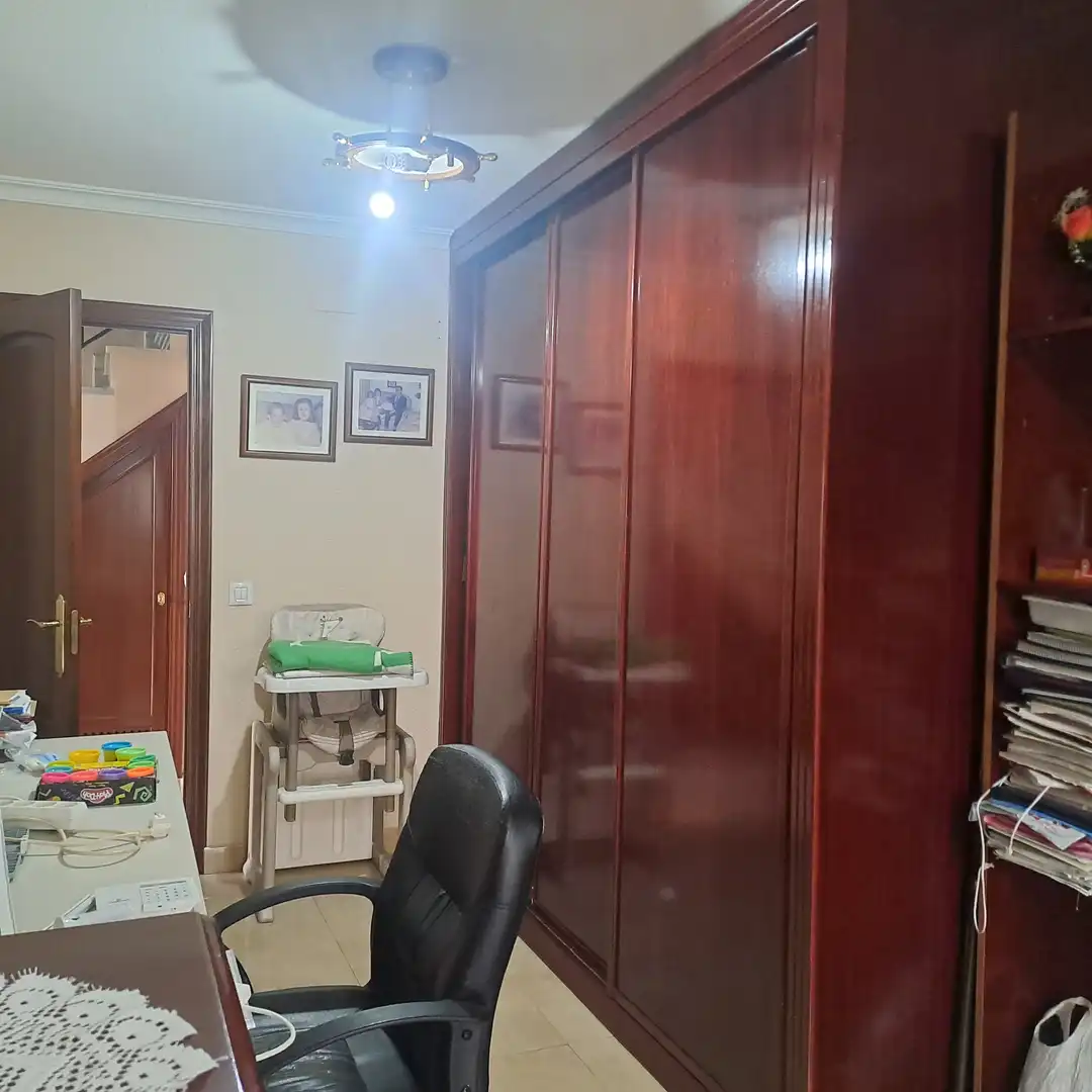 Dormitori de Casa adosada en venda en Dos Hermanas amb Aire condicionat, Traster i Piscina comunitària
