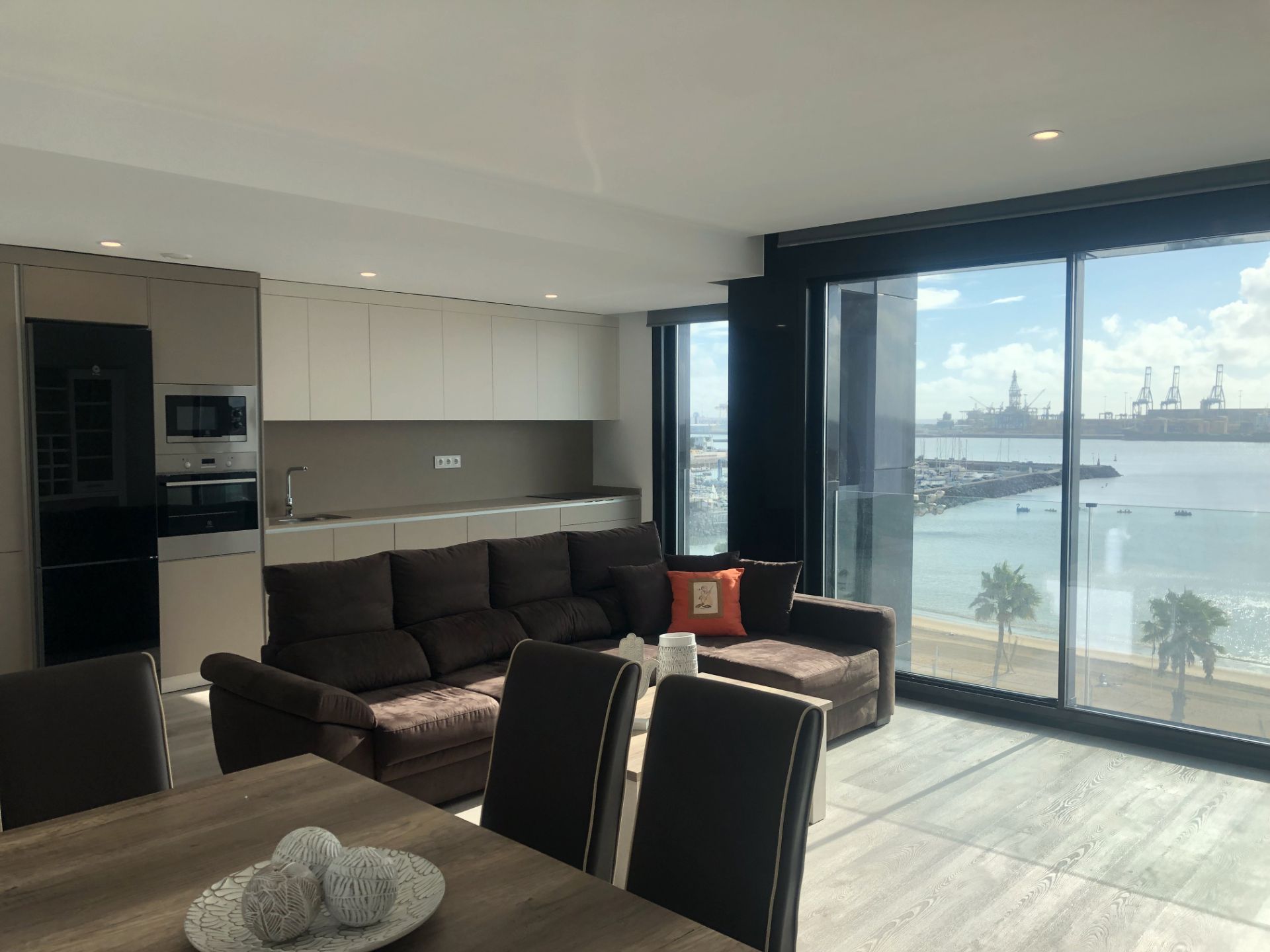 Sala d'estar de Pis de lloguer en Las Palmas de Gran Canaria amb Aire condicionat, Terrassa i Moblat