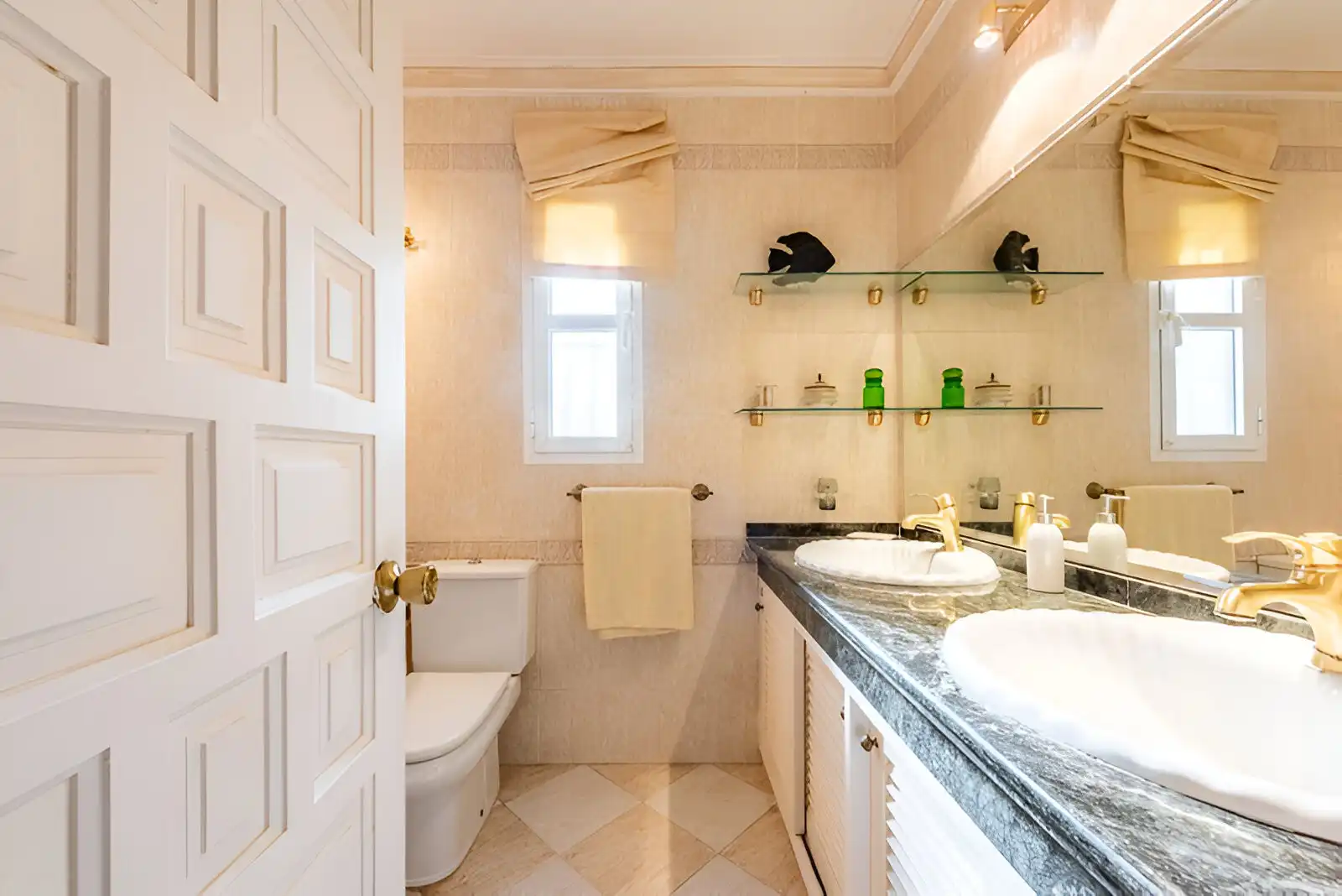 Baño de Planta baja en venta en Marbella con Aire acondicionado, Terraza y Piscina