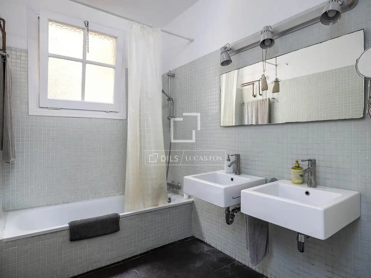 Baño de Piso en venta en Barcelona con Parquet, Terraza y Balcón
