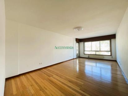 Sala d'estar de Pis de lloguer en Vigo  amb Calefacció i Balcó