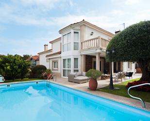 Piscina de Casa o xalet en venda en Oleiros amb Jardí privat, Parquet i Terrassa