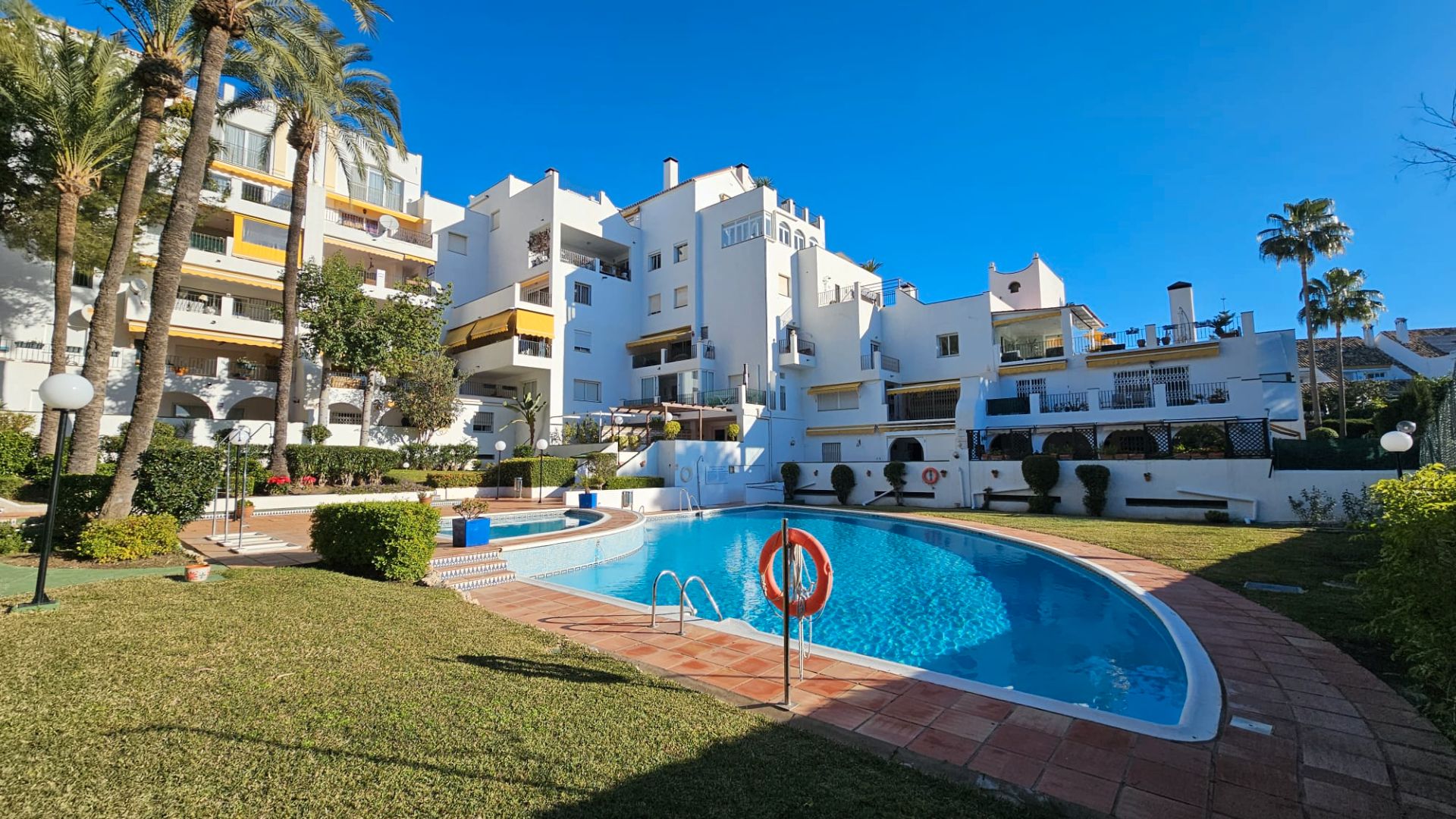 Vista exterior de Apartament en venda en Estepona amb Aire condicionat, Parquet i Terrassa