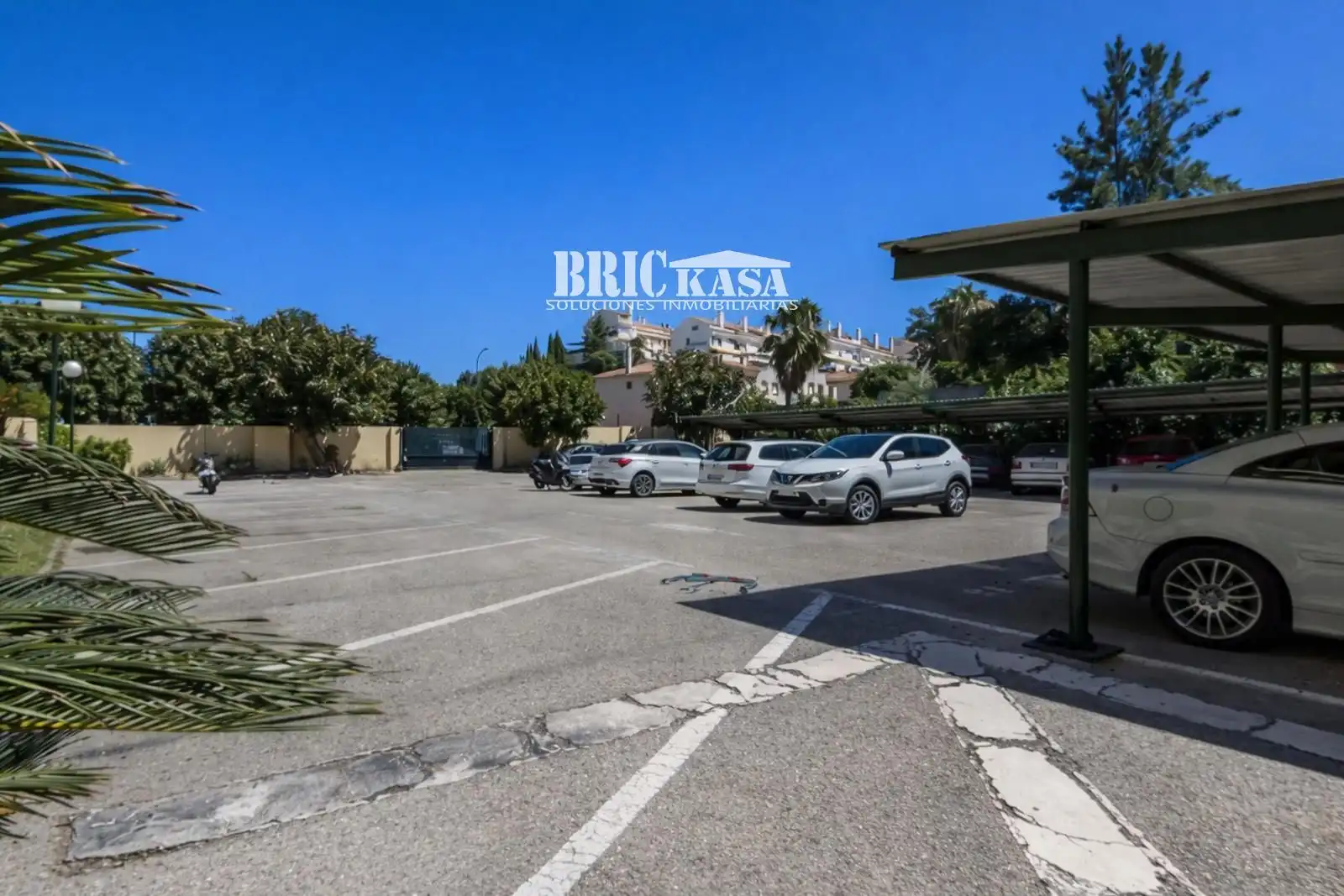 Parking de Piso en venta en Benalmádena con Terraza, Piscina y Amueblado