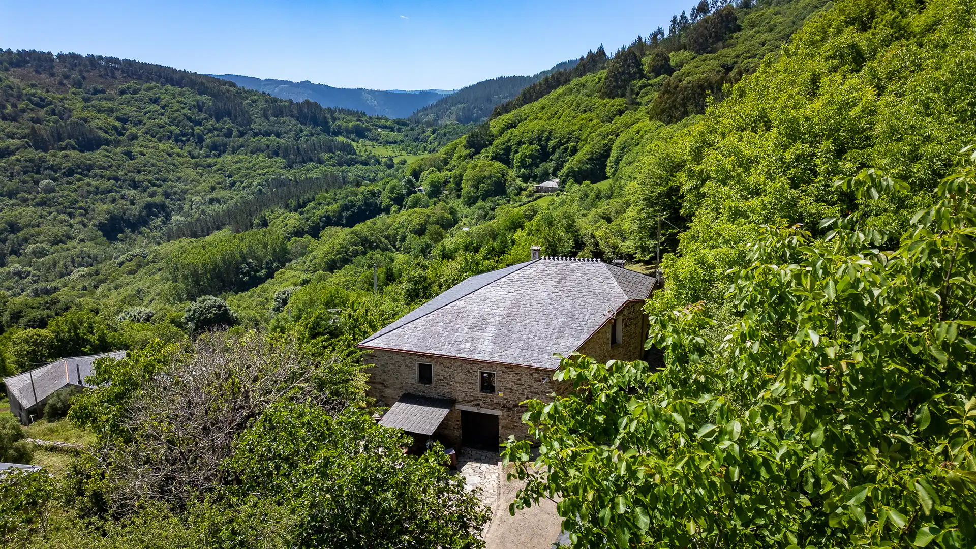 Vista exterior de Local en venda en A Fonsagrada  amb Moblat