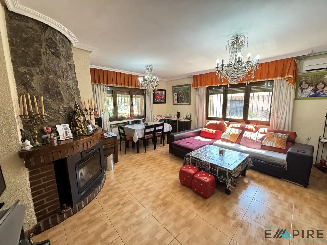 Sala d'estar de Casa o xalet en venda en Serranillos del Valle amb Aire condicionat, Calefacció i Jardí privat