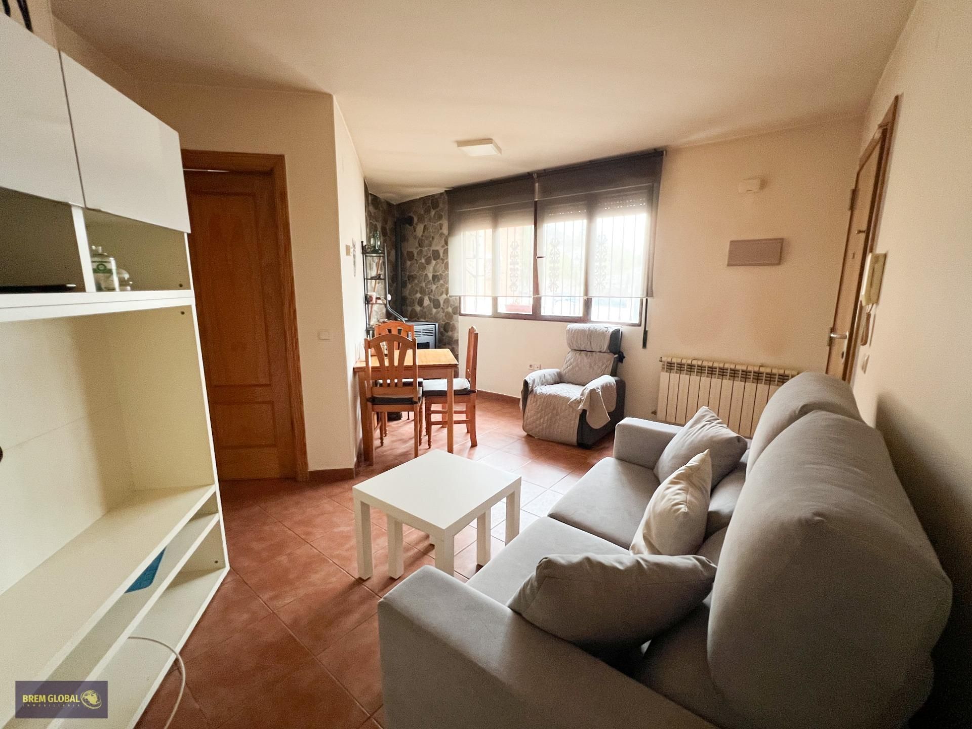 Sala d'estar de Planta baixa en venda en La Cabrera amb Calefacció, Traster i Alarma