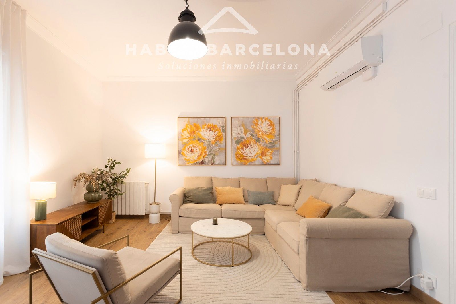 Living room of Flat to rent in  Barcelona Capital  with Air Conditioner, Heating and Parquet flooring