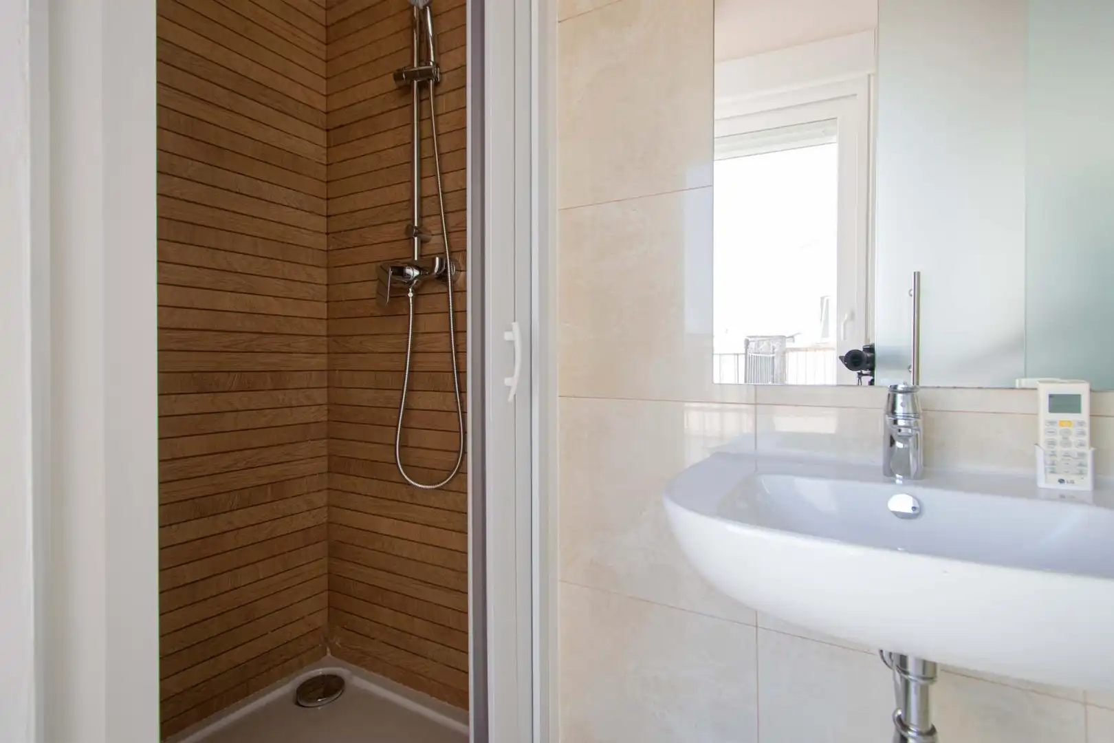 Badezimmer von Dachboden zum Verkauf in Sevilla mit Klimaanlage, Terrasse und Balkon
