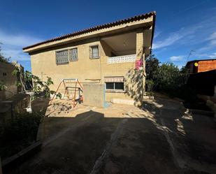 Vista exterior de Casa o xalet en venda en Torrent amb Jardí privat, Terrassa i Piscina