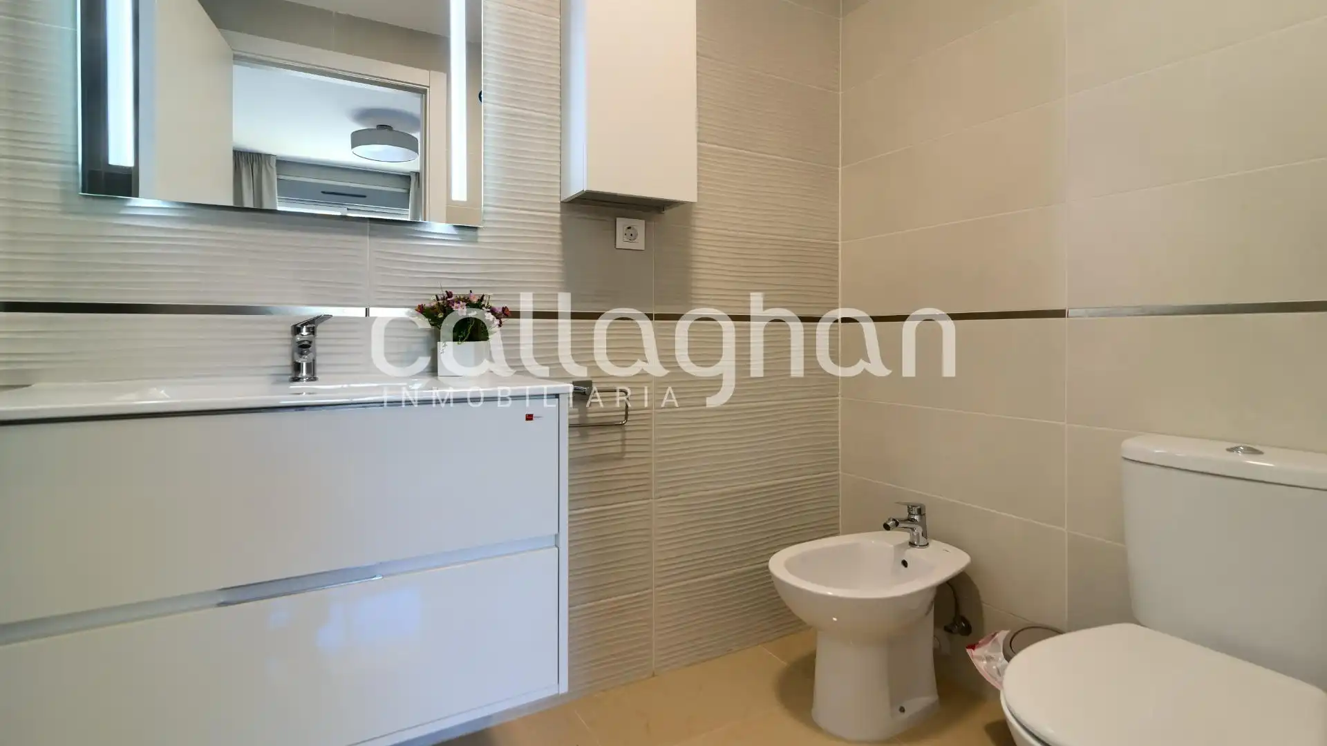 Baño de Piso en venta en Oropesa del Mar / Orpesa con Aire acondicionado, Calefacción y Jardín privado