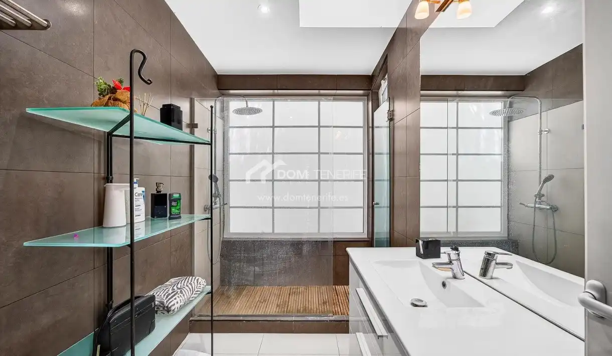 Baño de Casa o chalet en venta en Arona con Terraza, Piscina y Amueblado