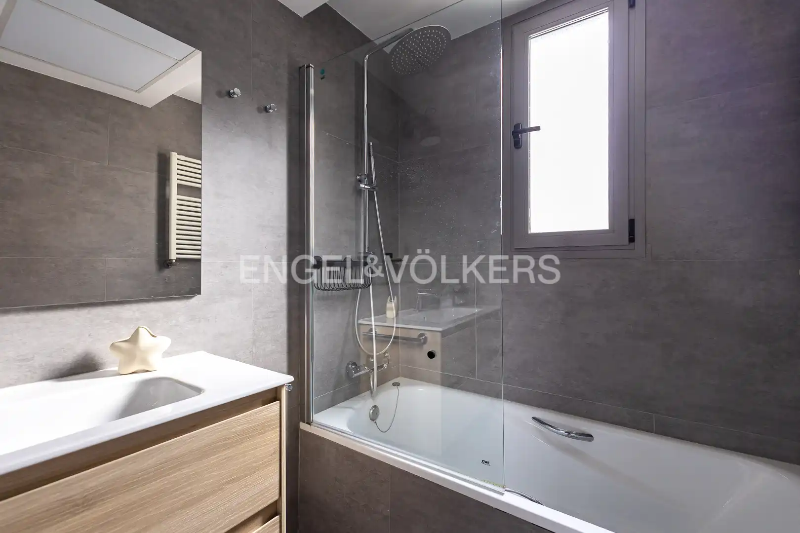 Bathroom of Ground floor for rent in Madrid  with Air Conditioner, Heating and Private garden