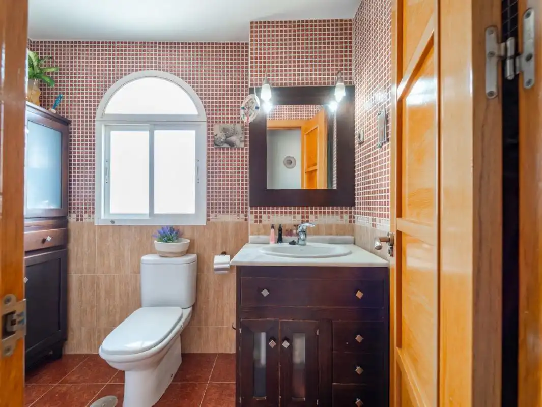 Baño de Planta baja en venta en Rincón de la Victoria con Calefacción, Jardín privado y Terraza